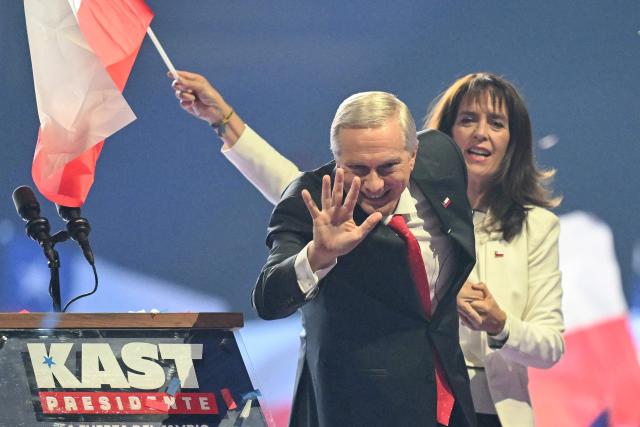 Chile's presidential candidate Jose Antonio Kast of the Republican Party waves to supporters next to his wife Maria Pia Adriasola during his campaign closing rally at Movistar Arena in Santiago on November 11, 2025. Chile will hold the presidential election on November 16, 2025. (Photo by MARVIN RECINOS / AFP)