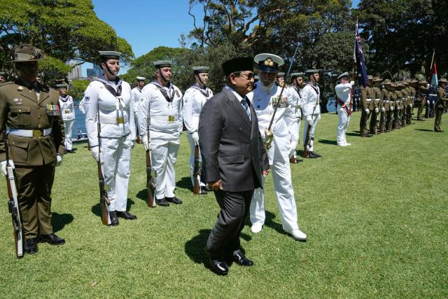 Indonesia's President Prabowo Subianto (C) inspects a guard of honour at Admiralty House in Sydney on November 12, 2025. (Photo by Rick Rycroft / POOL / AFP)