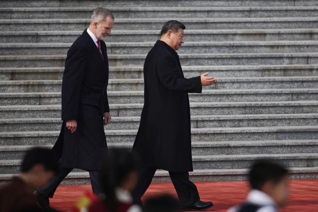 China's President Xi Jinping (R) receives Spain's King Felipe VI during a welcoming ceremony at the Great Hall of the People in Beijing on November 12, 2025. (Photo by ANDRES MARTINEZ CASARES / POOL / AFP)
