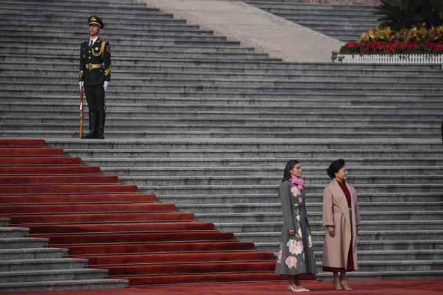 Spain's Queen Letizia (centre L) and China's First Lady Peng Liyuan (R) attend a welcoming ceremony for Spain's King Felipe VI at the Great Hall of the People in Beijing on November 12, 2025. (Photo by ANDRES MARTINEZ CASARES / POOL / AFP)