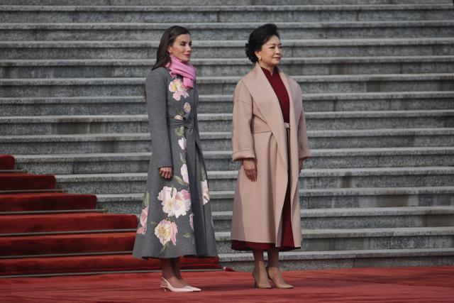 Spain's Queen Letizia (centre L) and China's First Lady Peng Liyuan (R) attend a welcoming ceremony for Spain's King Felipe VI at the Great Hall of the People in Beijing on November 12, 2025. (Photo by ANDRES MARTINEZ CASARES / POOL / AFP)