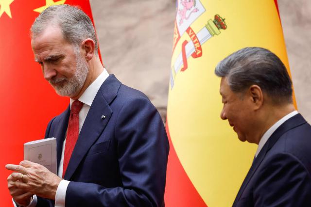 Spain's King Felipe VI (L) and China's President Xi Jinping leave the room after a signing ceremony at the Great Hall of the People in Beijing on November 12, 2025. (Photo by Maxim Shemetov / POOL / AFP)