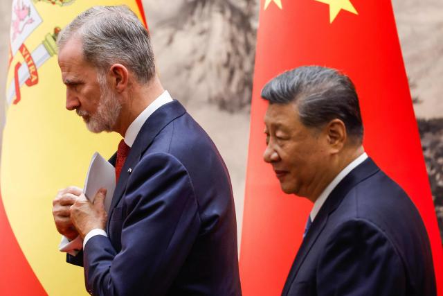 Spain's King Felipe VI (L) and China's President Xi Jinping leave the room after a signing ceremony at the Great Hall of the People in Beijing on November 12, 2025. (Photo by Maxim Shemetov / POOL / AFP)