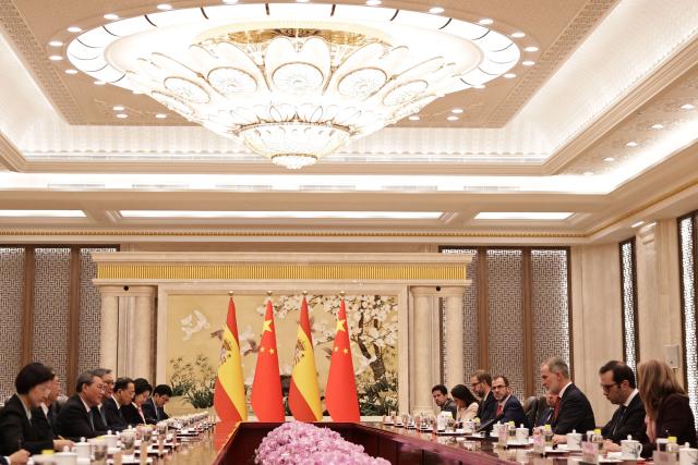 Spain's King Felipe VI (3 R) and Chinese Premier Li Qiang (3 L) hold a meeting at the Great Hall of the People in Beijing on November 12, 2025. (Photo by ANDRES MARTINEZ CASARES / POOL / AFP)
