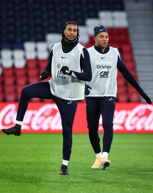 France's forward #11 Michael Olise (L) and France's forward #10 Kylian Mbappe (R) take part in a training session at the Parc des Princes stadium, in Paris, on November 12, 2025 on the eve of the FIFA World Cup 2026 Group D European qualification football match against Ukraine. (Photo by FRANCK FIFE / AFP)