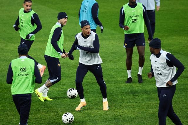 France's forward #10 Kylian Mbappe (C) takes part in a training session at the Parc des Princes stadium, in Paris, on November 12, 2025 on the eve of the FIFA World Cup 2026 Group D European qualification football match against Ukraine. (Photo by FRANCK FIFE / AFP)