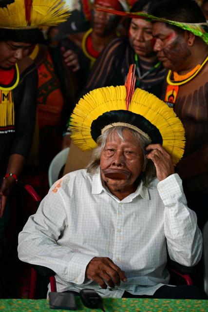 Brazilian indigenous leader and environmentalist Chief Raonitakes part in a press conference during a protest boat trip in the sidelines of the COP30 UN Climate Change Conference in Belem, Para State, Brazil, on November 12, 2025. Over 150 boats with members of indigenous communities and social organizations will sail the Guama River as part of a symbolic crossing during the COP30, according to organizers. (Photo by Pablo PORCIUNCULA / AFP)