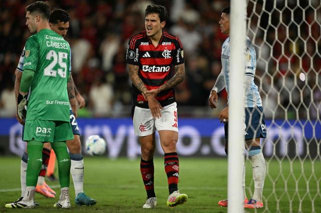 (FILES) Flamengo's forward #09 Pedro (C) grimaces in pain during the Copa Libertadores semifinal first leg football match between Brazil's Flamengo and Argentina's Racing at the Maracana stadium in Rio de Janeiro, Brazil on October 22, 2025. Pedro returned to training with Flamengo on November 12, 2025, a step forward in his recovery from a fracture in his right forearm ahead of the Copa Libertadores final against Palmeiras, the Rio de Janeiro club reported. (Photo by Mauro PIMENTEL / AFP)