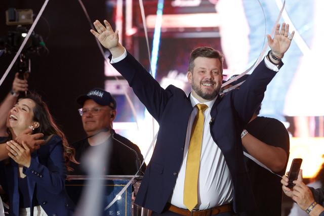 Chile's presidential candidate Johannes Kaiser of the Libertarian National Party waves to supporters during his closing campaign rally at Movistar Arena in Santiago on November 12, 2025. (Photo by Raul BRAVO / AFP)