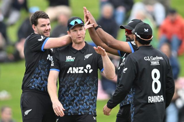 New Zealand's Jacob Duffy (L) celebrates with his teammates after dismissing West Indies' Shai Hope during the fifth and final Twenty20 international cricket match between New Zealand and West Indies at University of Otago Oval in Dunedin on November 13, 2025. (Photo by Sanka VIDANAGAMA / AFP)