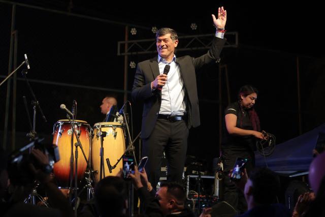 Chile's presidential candidate Franco Parisi of the 'Partido de la Gente' (People's Party) waves to supporters during his closing campaign rally at La Pintana in Santiago on November 12, 2025. (Photo by Javier TORRES / AFP)