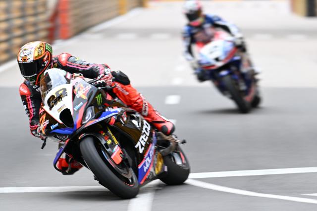 Zeeco BMW Motorrad's British rider Peter Hickman (L) rides during the 57th Macau Motorcycle Grand Prix at the 72nd Macau Grand Prix in Macau on November 13, 2025. (Photo by Peter PARKS / AFP)