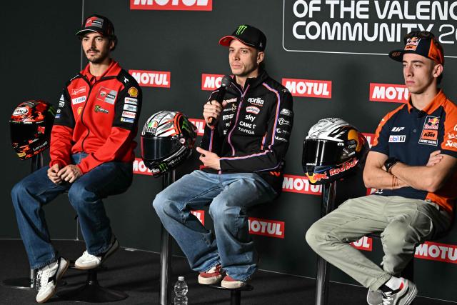 Ducati Lenovo Team's Italian MotoGP rider Francesco Bagnaia (L), Aprilia Racing team's Italian MotoGP rider Marco Bezzecchi and Red Bull KTM Factory Racing team's Spanish MotoGP rider Pedro Acosta (R) hold a press conference at the Ricardo Tormo racetrack in Cheste on November 13, 2025, ahead of the MotoGP Valencia Grand Prix. (Photo by Javier SORIANO / AFP)