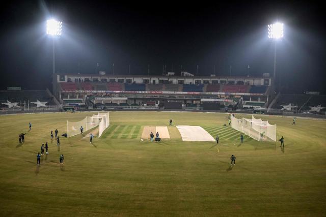 Pakistani (R) and Sri Lankan players attend a practice session at the Rawalpindi Cricket Stadium in Rawalpindi on November 13, 2025, on the eve of the second one-day international (ODI) cricket match between Pakistan and Sri Lanka. Sri Lanka's cricket board said on November 13 that its players will remain in Pakistan to complete a one-day international series and a subsequent T20 tri-series, with all games to be played in Rawalpindi. (Photo by Farooq NAEEM / AFP)