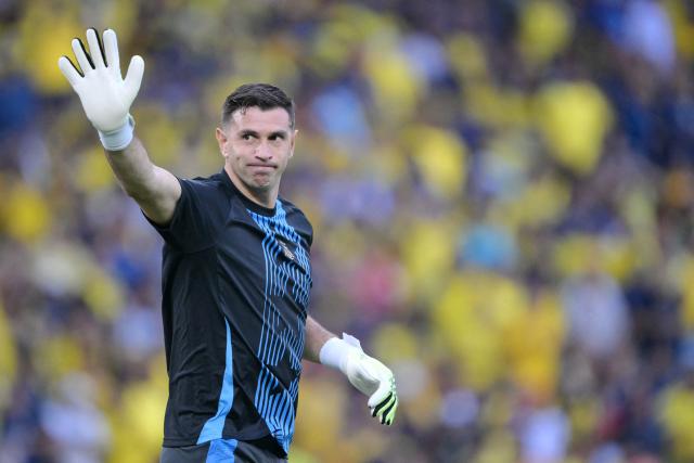 (FILES) Argentina's goalkeeper Emiliano Martinez waves during a warmup ahead of the 2026 FIFA World Cup South American qualifiers football match between Ecuador and Argentina at the Monumental Banco Pichincha Stadium in Guayaquil, Ecuador on September 9, 2025. Goalkeeper for the world champion team, Emiliano “Dibu” Martнnez is not among those called up and appears to be the big name missing from Argentina's friendly football match against Angola in Luanda on November 14, 2025. (Photo by Rodrigo BUENDIA / AFP)