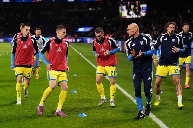 Ukraine's team players warm up prior to the 2026 World Cup qualifiers Europe zone group D football match between France and Ukraine at the Parc des Princes stadium in Paris, on November 13, 2025. (Photo by Dimitar DILKOFF / AFP)