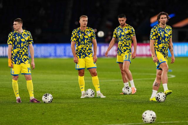(From L) Ukraine's midfielder #14 Oleh Ocheretko, Ukraine's defender #04 Oleksandr Svatok, Ukraine's forward #09 Roman Yaremchuk and Ukraine's defender #13 Illia Zabarnyi warm up prior to the 2026 World Cup qualifiers Europe zone group D football match between France and Ukraine at the Parc des Princes stadium in Paris, on November 13, 2025. (Photo by Dimitar DILKOFF / AFP)