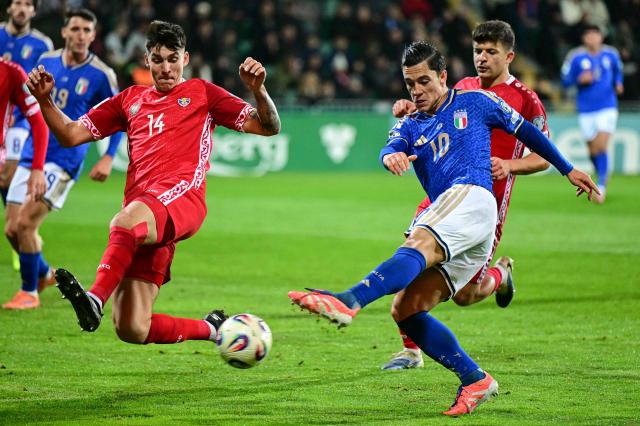 Moldova's defender #14 Artur Craciun and Italy's forward #10 Giacomo Raspadori fight for the ball during the 2026 World Cup qualifiers Europe zone group I football match between Moldova and Italy at the Zimbru Stadium in Chisinau, on November 13, 2025. (Photo by Daniel MIHAILESCU / AFP)