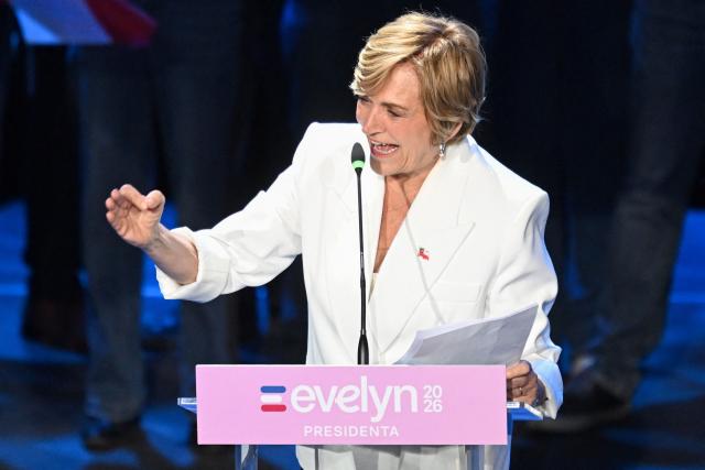 Chile's presidential candidate Evelyn Matthei of the Independent Democratic Union speaks to supporters during her closing campaign rally at the Santa Laura USEK stadium in Santiago on November 13, 2025. (Photo by MARVIN RECINOS / AFP)