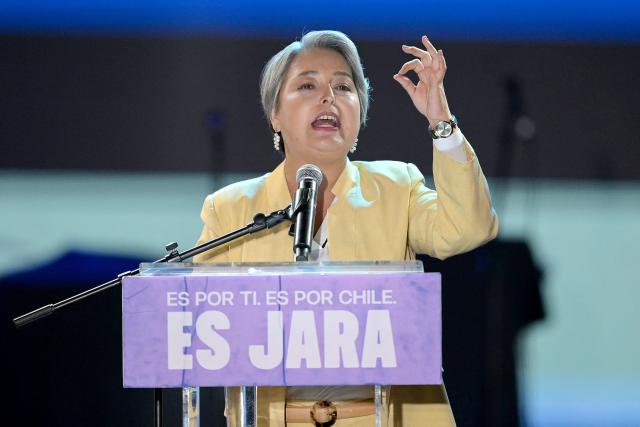 Chile's presidential candidate Jeannette Jara of the Unidad por Chile coalition speaks to supporters during her closing campaign rally in Valparaiso, Chile, on November 13, 2025. (Photo by Rodrigo ARANGUA / AFP)