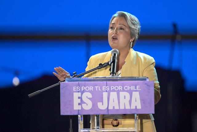 Chile's presidential candidate Jeannette Jara of the Unidad por Chile coalition speaks to supporters during her closing campaign rally in Valparaiso, Chile, on November 13, 2025. (Photo by Rodrigo ARANGUA / AFP)