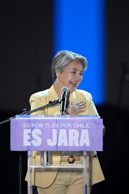 Chile's presidential candidate Jeannette Jara of the Unidad por Chile coalition gestures as she speaks to supporters during her closing campaign rally in Valparaiso, Chile, on November 13, 2025. (Photo by Rodrigo ARANGUA / AFP)