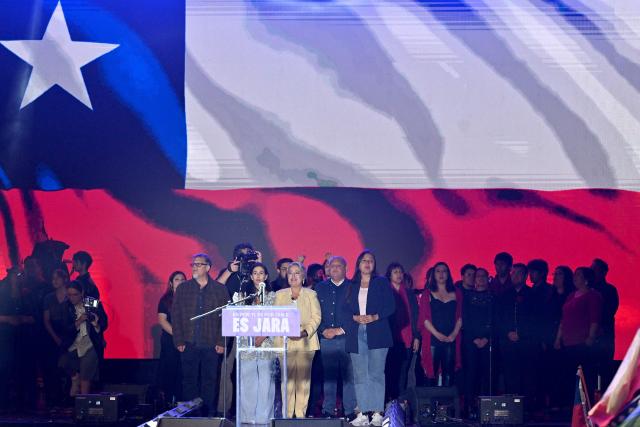 Chile's presidential candidate Jeannette Jara (C) of the Unidad por Chile coalition takes part in her closing campaign rally in Valparaiso, Chile, on November 13, 2025. (Photo by RODRIGO ARANGUA / AFP)