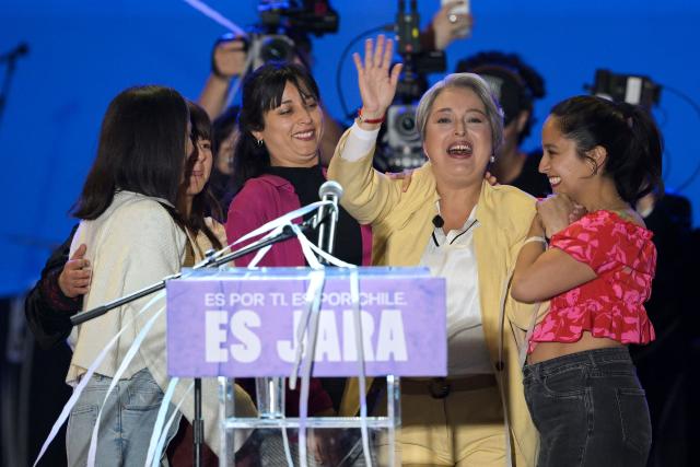 Chile's presidential candidate Jeannette Jara (2nd R) of the Unidad por Chile coalition greets supporters alongside relatives during her closing campaign rally in Valparaiso, Chile, on November 13, 2025. (Photo by Rodrigo ARANGUA / AFP)