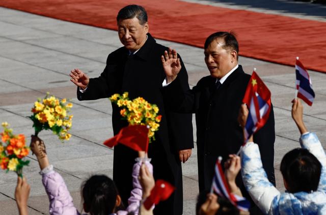 Thailand's King Maha Vajiralongkorn (R) and Chinese President Xi Jinping attend a welcoming ceremony at the Great Hall of the People in Beijing on November 14, 2025. (Photo by TINGSHU WANG / POOL / AFP)