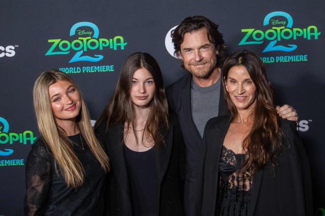 US actor Jason Bateman (2R), wife Amanda Anka (R) and daughters Maple Sylvie Bateman (L) and Francesca Nora Bateman attend the world premiere of Walt Disney Animation Studios' "Zootopia 2" in Los Angeles, California, on November 13, 2025. (Photo by Apu GOMES / AFP)
