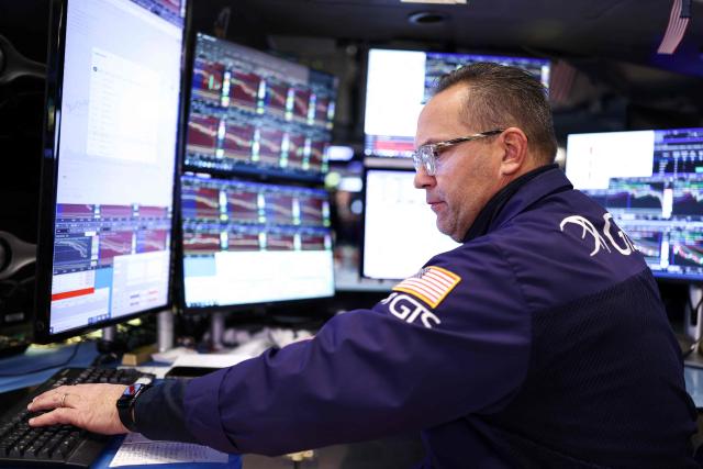 Traders work on the floor of the New York Stock Exchange (NYSE) in New York on November 14, 2025. (Photo by CHARLY TRIBALLEAU / AFP)