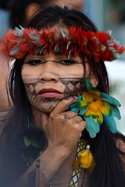 Munduruku Indigenous woman, member of the Ipereg Ayu movement, takes part in a protes blocking the entrance to the COP30 UN Climate Change Conference venue, in Belem, Para State, Brazil on November 14, 2025. The group is demanding a meeting with Brazilian President Luiz Inacio Lula da Silva, who is presiding over the crucial climate negotiations in Belem at the Amazon frontier. Brazil on the eve defended security at COP30 after concerns were raised earlier this week over a separate demonstration involving members of Indigenous tribes. (Photo by Pablo PORCIUNCULA / AFP)