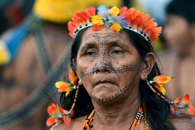 Munduruku Indigenous woman, member of the Ipereg Ayu movement, takes part in a protes blocking the entrance to the COP30 UN Climate Change Conference venue, in Belem, Para State, Brazil on November 14, 2025. The group is demanding a meeting with Brazilian President Luiz Inacio Lula da Silva, who is presiding over the crucial climate negotiations in Belem at the Amazon frontier. Brazil on the eve defended security at COP30 after concerns were raised earlier this week over a separate demonstration involving members of Indigenous tribes. (Photo by Pablo PORCIUNCULA / AFP)