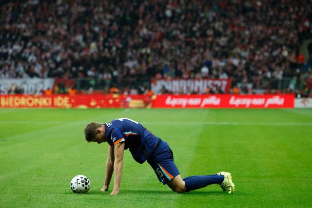 Netherlands' defender #15 Micky van de Ven reacts on the ground during the 1st round - day 9 - Group G World Cup 2026 European Qualifiers football match between Poland and the Netherlands on November 14, 2025 in Warsaw, Poland. (Photo by Wojtek RADWANSKI / AFP)