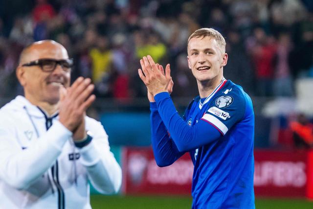 Slovakia's forward #08 Tomas Bobcek (R) celebrates with fans alongside Slovakia's Italian head coach Francesco Calzona after the World Cup 2026 European Qualifiers football match between Slovakia and Northern Ireland on November 14, 2025 in Kosice, Slovakia. Slovakia won the match 1-0. (Photo by Branislav Racko / AFP)