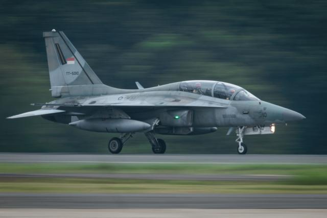 An Indonesian Air Force T-50i Golden Eagle jet accelerates on the runway for takeoff at Halim Perdanakusuma Air Force Base in Jakarta on November 15, 2025. (Photo by YASUYOSHI CHIBA / AFP)