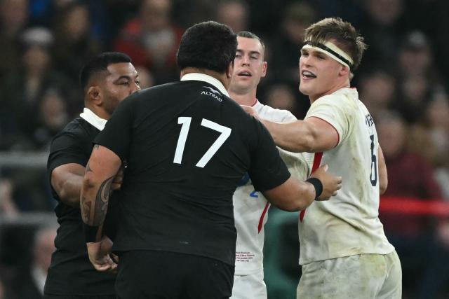 New Zealand's prop Tamaiti Williams and England's flanker Guy Pepper (R) clash during the Autumn Nations Series international rugby union match between England and New Zealand at Allianz Stadium, Twickenham, in south-west London, on November 15, 2025. (Photo by JUSTIN TALLIS / AFP)