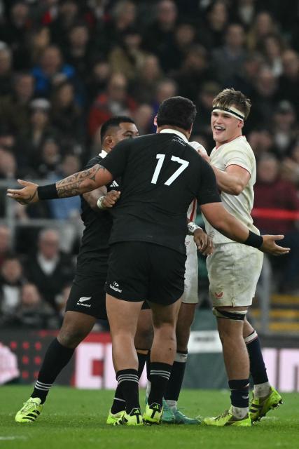 New Zealand's prop Tamaiti Williams and England's flanker Guy Pepper (R) clash during the Autumn Nations Series international rugby union match between England and New Zealand at Allianz Stadium, Twickenham, in south-west London, on November 15, 2025. (Photo by JUSTIN TALLIS / AFP)
