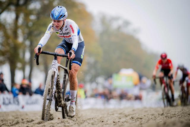 Crelan - Corendon's Dutch rider Inge van der Heijden competes during the women's elite race of the Merksplas cyclocross event, stage 4 (out of 8) of the Superprestige cyclocross competition, in Merksplas, on November 15, 2025. (Photo by JASPER JACOBS / Belga / AFP) / Belgium OUT