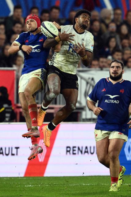 Fiji’s Josua Tuisova (C) and France's wing #11 Louis Bielle-Biarrey fight for the ball during the Autumn Nations Series international rugby union test match between France and Fiji, at the Atlantic Stadium Bordeaux Metropole, in Bordeaux, south-western France on November 15, 2025. (Photo by Philippe LOPEZ / AFP)