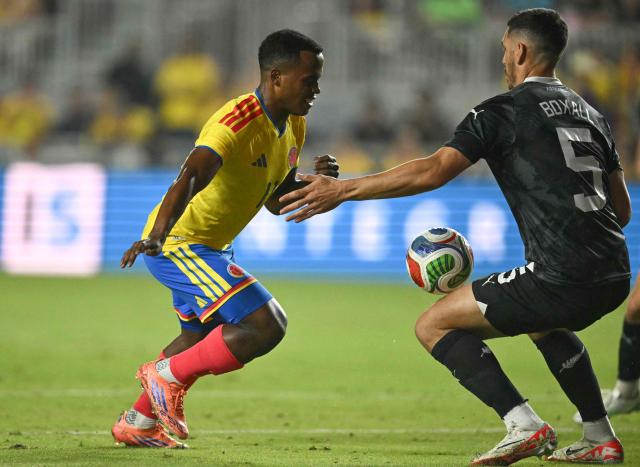Colombia's midfielder #11 Jhon Arias and New Zealand's defender #05 Michael Boxall fight for the ball during the international friendly football match between Colombia and New Zealand at Chase Stadium in Fort Lauderdale, Florida, on November 15, 2025. (Photo by CHANDAN KHANNA / AFP)