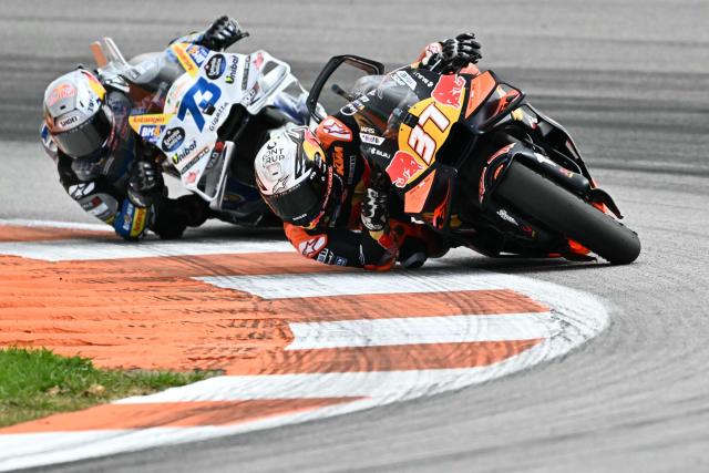 BK8 Gresini Racing MotoGP team's Spanish MotoGP rider Alex Marquez and Red Bull KTM Factory Racing team's Spanish MotoGP rider Pedro Acosta (R) compete in the MotoGP race of the Valencia Grand Prix at the Ricardo Tormo racetrack in Cheste on November 16, 2025. (Photo by JOSE JORDAN / AFP)