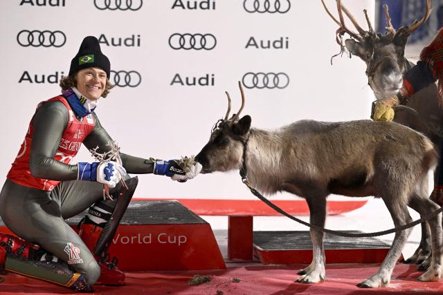 Winner Brazil's Lucas Pinheiro Braathen feeds his prize reindeer after the men's slalom event of the FIS Alpine Skiing World Cup at the Levi Ski Centre in Kittila, Finland on November 16, 2025. (Photo by Roni Rekomaa / Lehtikuva / AFP) / Finland OUT
