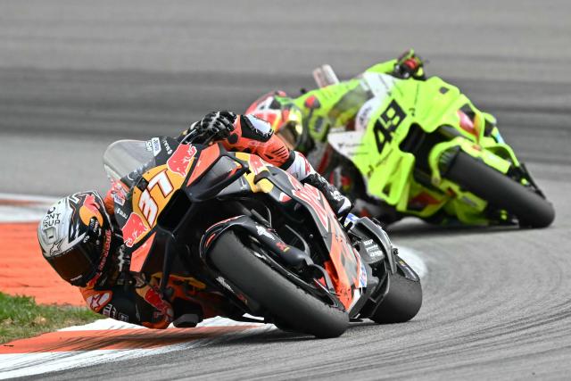 Red Bull KTM Factory Racing team's Spanish MotoGP rider Pedro Acosta (L) and Pertamina Enduro VR46 Raging Team's Italian MotoGP rider Fabio Di Giannantonio compete in the MotoGP race of the Valencia Grand Prix at the Ricardo Tormo racetrack in Cheste on November 16, 2025. (Photo by JOSE JORDAN / AFP)