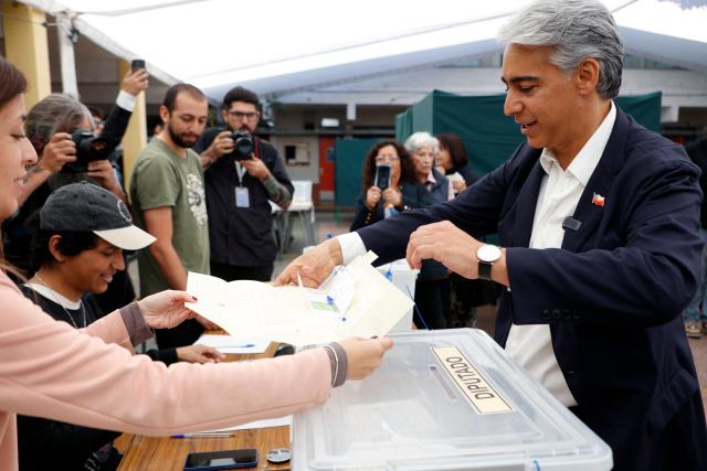 Chile's presidential candidate Marco Enriquez-Ominami, of the Progressive Party, prepares to vote during the general election in Santiago on November 16, 2025. Chileans are voting in a presidential election shaped by rising concerns over violent crime, with candidates pledging tougher measures against transnational gangs and the far-right promising to carry out mass migrant deportations. (Photo by Raul BRAVO / AFP)