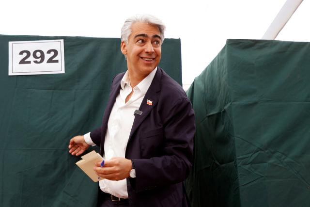Chile's presidential candidate Marco Enriquez-Ominami, of the Progressive Party, votes during the general election in Santiago on November 16, 2025. Chileans are voting in a presidential election shaped by rising concerns over violent crime, with candidates pledging tougher measures against transnational gangs and the far-right promising to carry out mass migrant deportations. (Photo by Raul BRAVO / AFP)