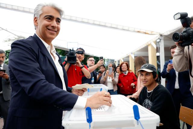 Chile's presidential candidate Marco Enriquez-Ominami, of the Progressive Party, casts his vote during the general election in Santiago on November 16, 2025. Chileans are voting in a presidential election shaped by rising concerns over violent crime, with candidates pledging tougher measures against transnational gangs and the far-right promising to carry out mass migrant deportations. (Photo by Raul BRAVO / AFP)