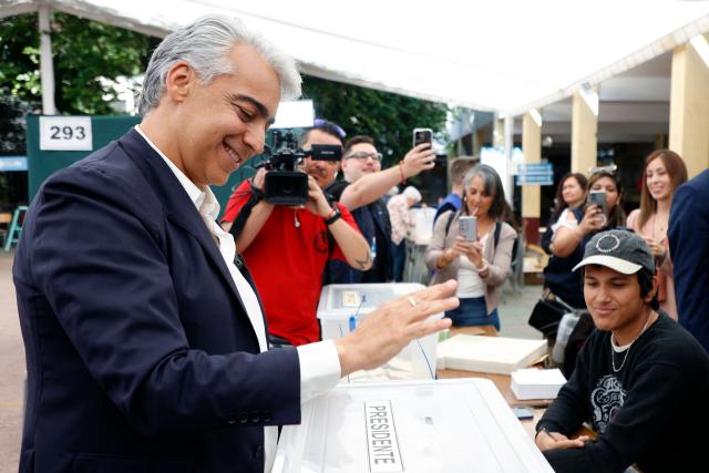 Chile's presidential candidate Marco Enriquez-Ominami, of the Progressive Party, casts his vote during the general election in Santiago on November 16, 2025. Chileans are voting in a presidential election shaped by rising concerns over violent crime, with candidates pledging tougher measures against transnational gangs and the far-right promising to carry out mass migrant deportations. (Photo by Raul BRAVO / AFP)