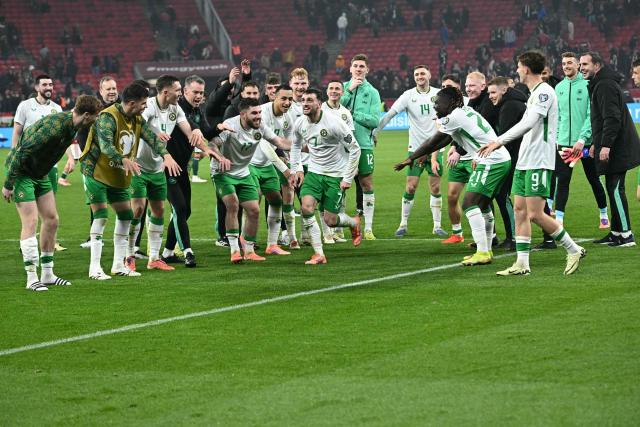 Ireland's forward #07 Troy Parrott (C) and team mates celebrate at the end of the FIFA World Cup 2026 Group F European qualification football match betweem Hungary and Republic of Ireland at the Puskas Arena in Budapest, Hungary on Novemeber 16, 2025. (Photo by Attila KISBENEDEK / AFP)