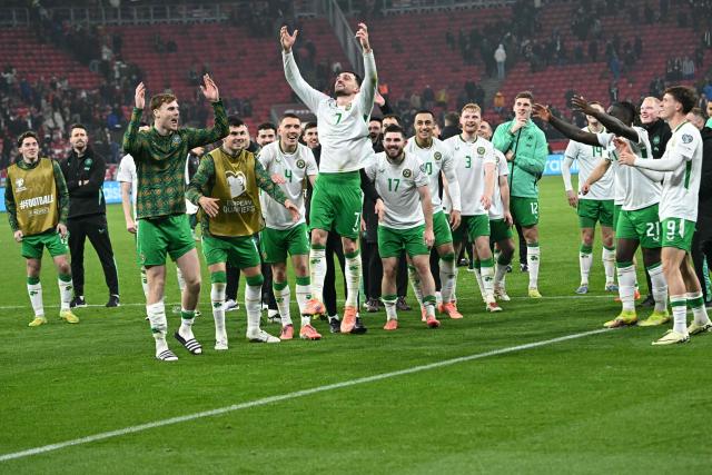Ireland's forward #07 Troy Parrott (C) and team mates celebrate at the end of the FIFA World Cup 2026 Group F European qualification football match betweem Hungary and Republic of Ireland at the Puskas Arena in Budapest, Hungary on Novemeber 16, 2025. (Photo by Attila KISBENEDEK / AFP)